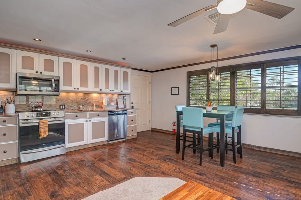 Suite B kitchen and dining area