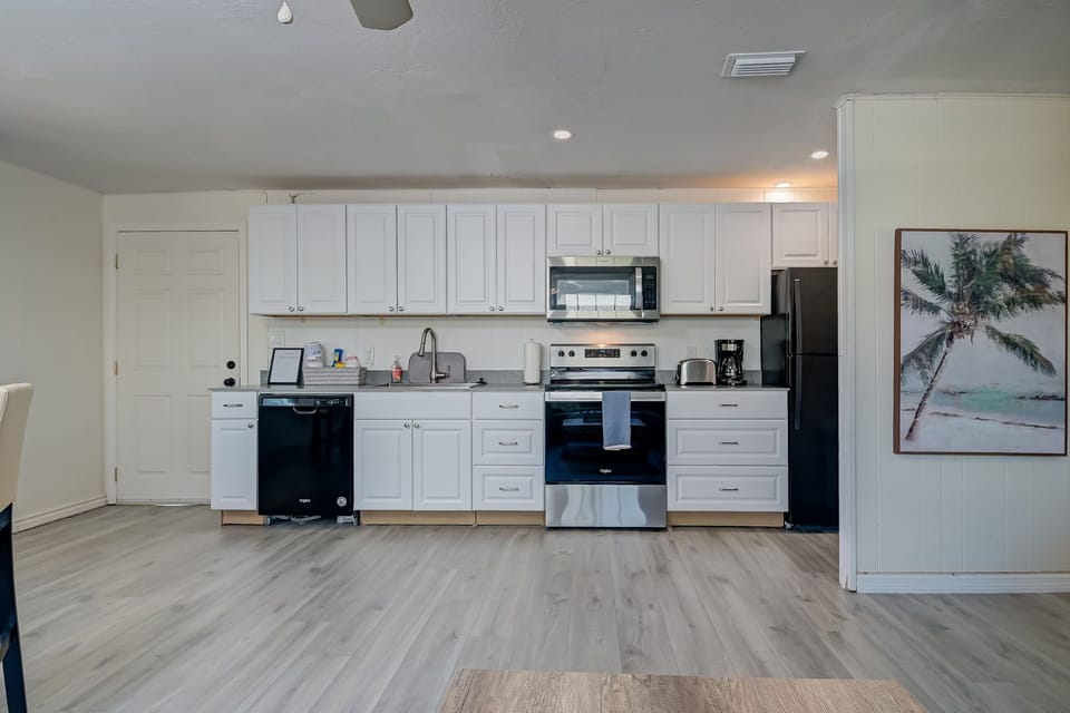 Suite C kitchen. Well equipped: Blender, toaster, coffee maker and much more.