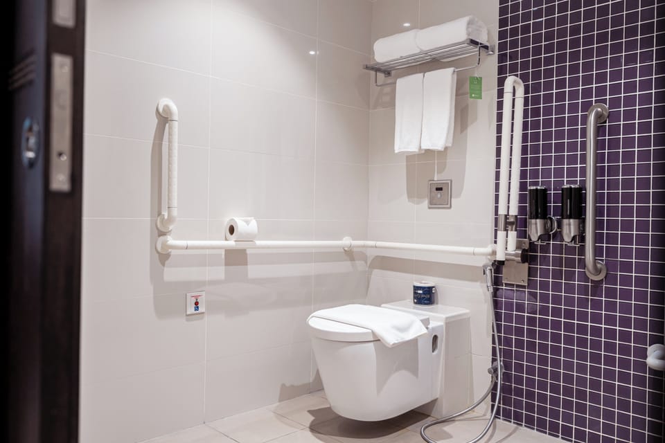 Room, 1 Queen Bed | Bathroom | Shower, rainfall showerhead, free toiletries, hair dryer