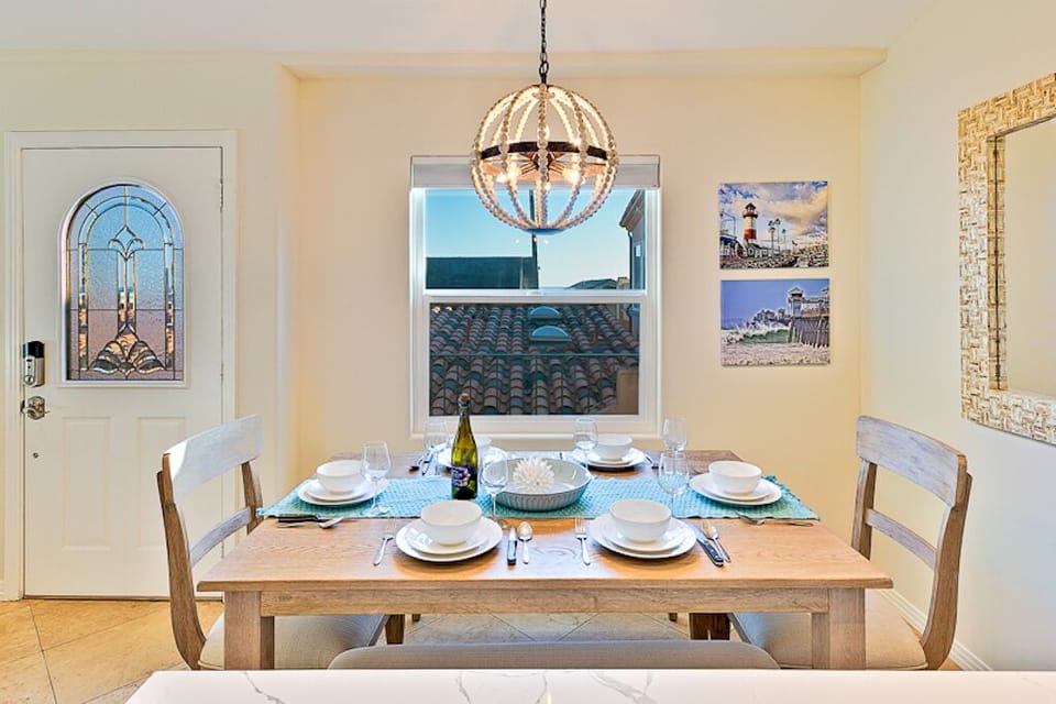 Enjoy a glass of wine and a delicious meal. Set for six people. 