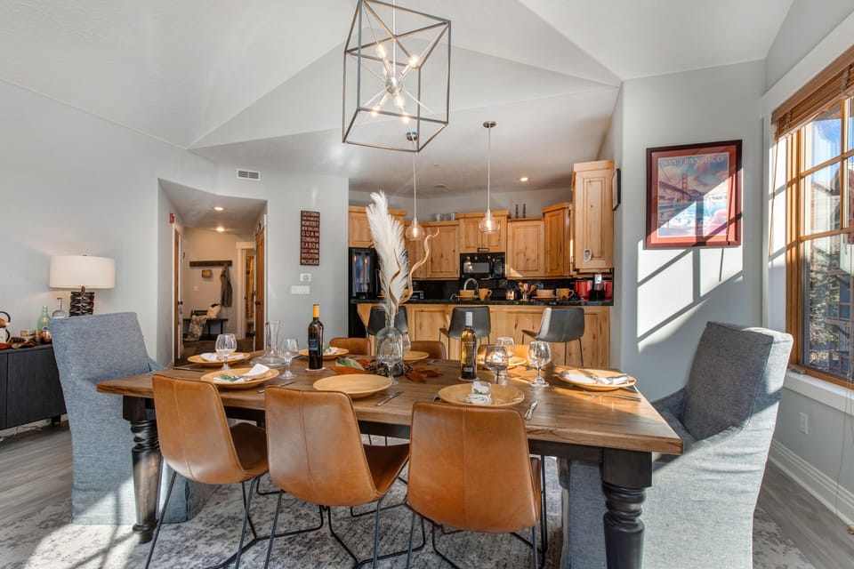 Dining Area with seating for 8