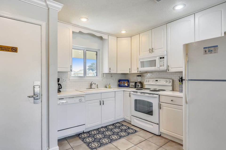 Condo, 2 Bedrooms | Private kitchen | Fridge, oven, coffee/tea maker, toaster
