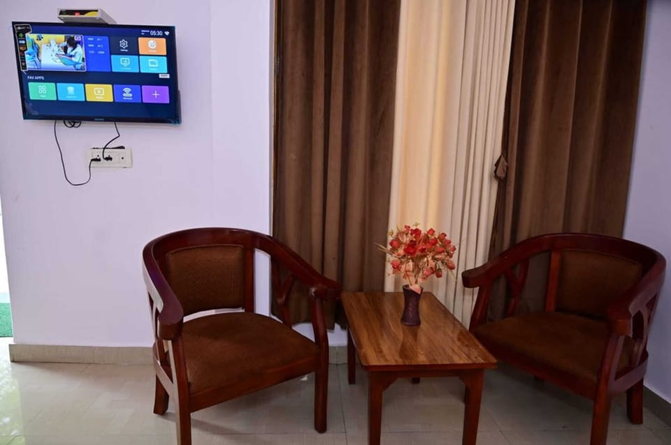 Deluxe Double Room | Individually furnished, desk, laptop workspace
