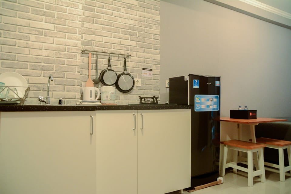 Room | Private kitchen | Fridge, stovetop, cookware/dishes/utensils