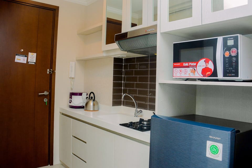 Room | Private kitchen | Fridge, stovetop, cookware/dishes/utensils