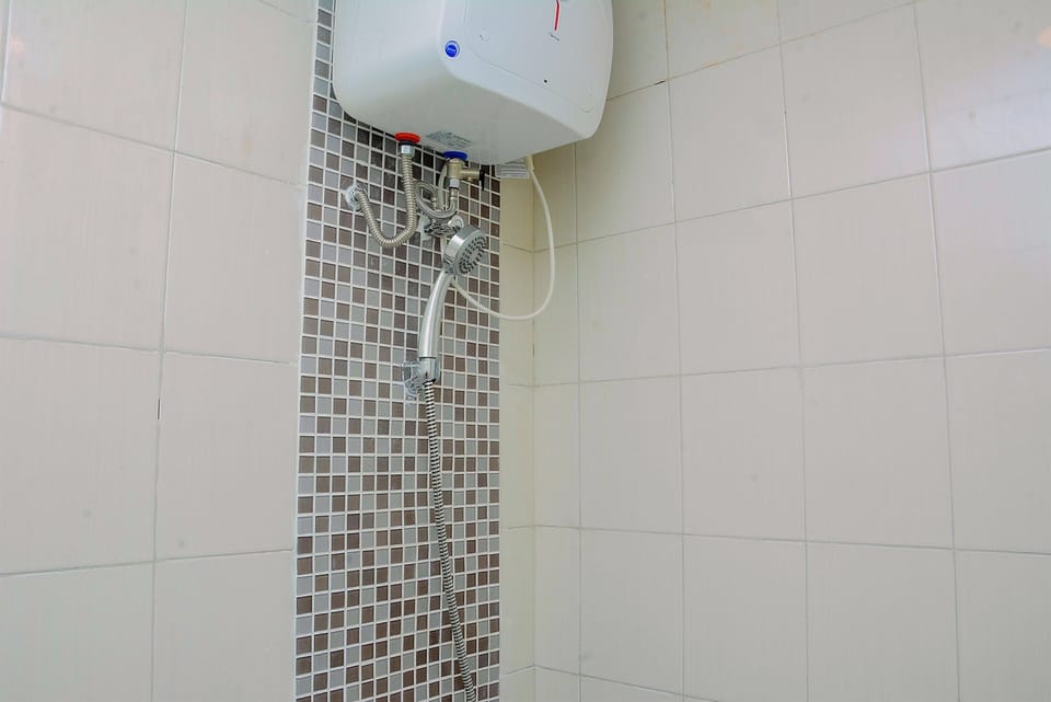 Room | Bathroom | Shower, free toiletries, towels