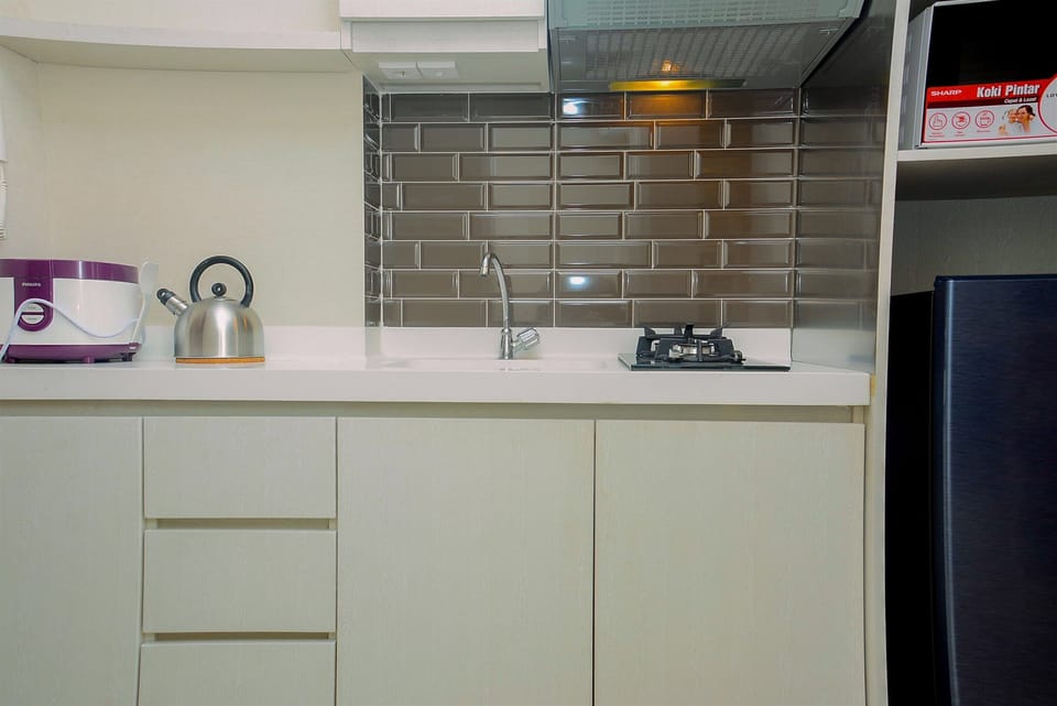 Room | Private kitchen | Fridge, stovetop, cookware/dishes/utensils