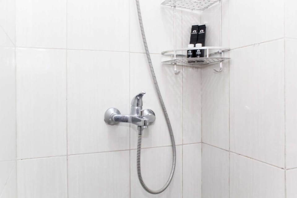 Room | Bathroom | Shower, free toiletries, towels