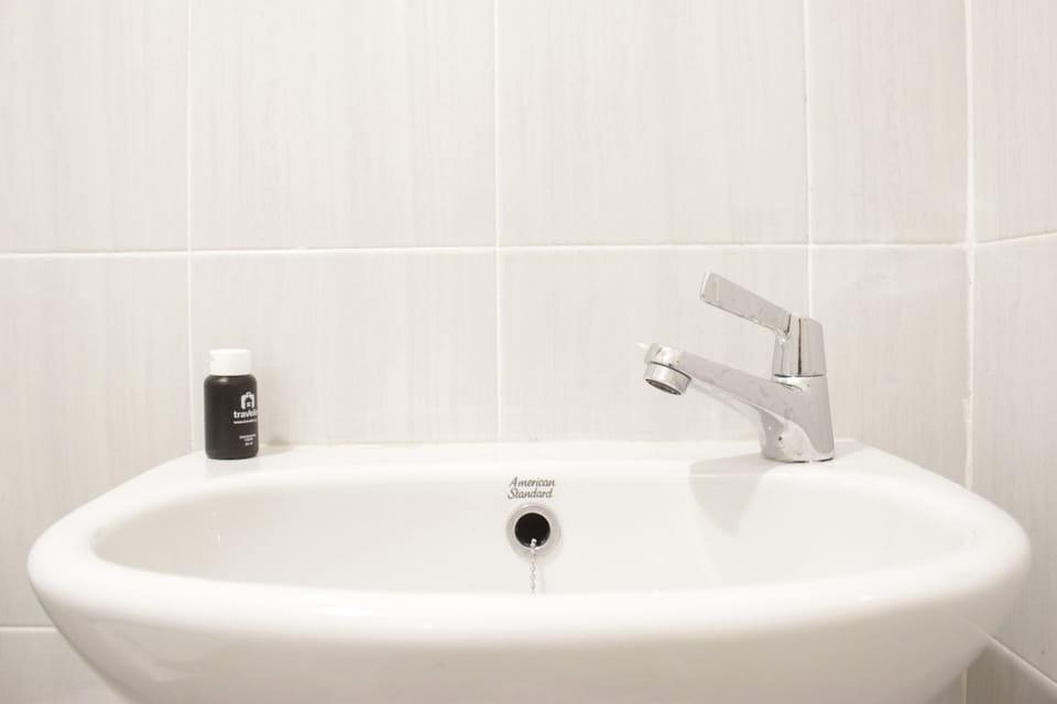 Shower, free toiletries, towels