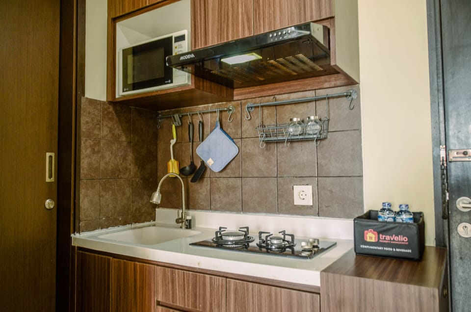 Room | Private kitchen | Fridge, stovetop, cookware/dishes/utensils