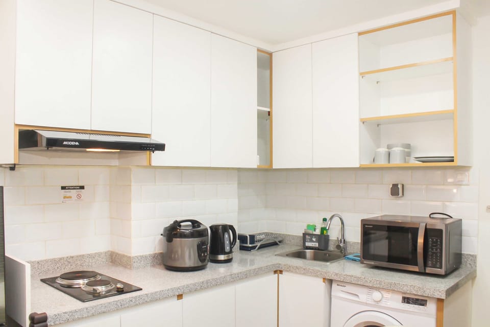 Room | Private kitchen | Fridge, microwave, stovetop, cookware/dishes/utensils