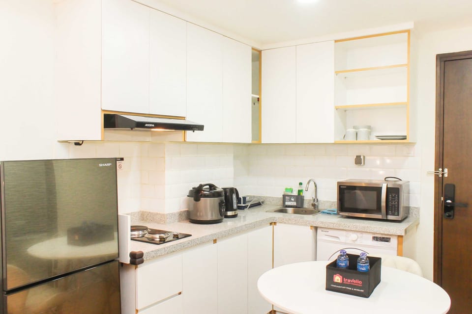 Room | Private kitchen | Fridge, microwave, stovetop, cookware/dishes/utensils