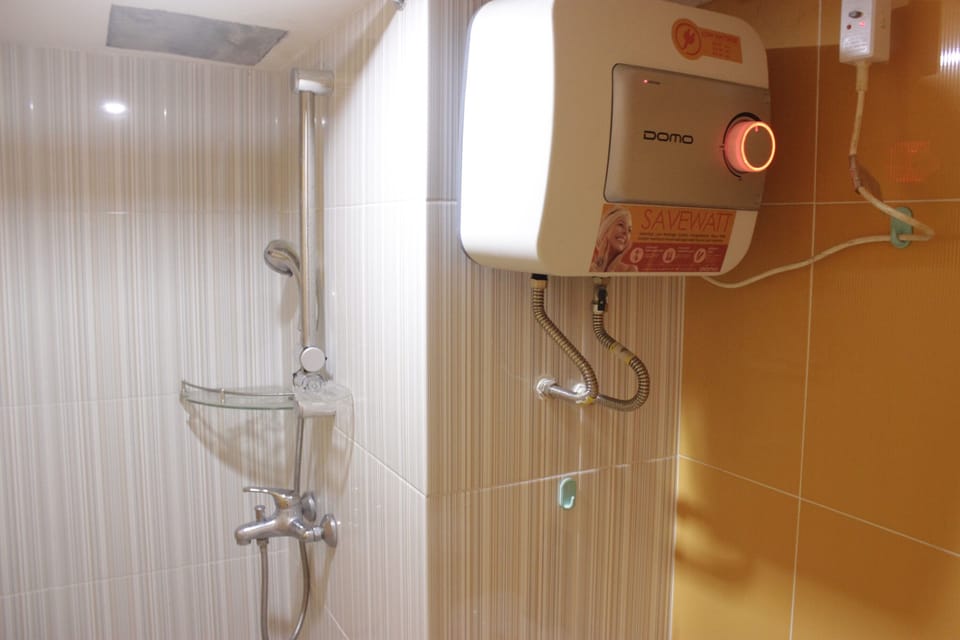 Room | Bathroom | Shower, free toiletries, towels