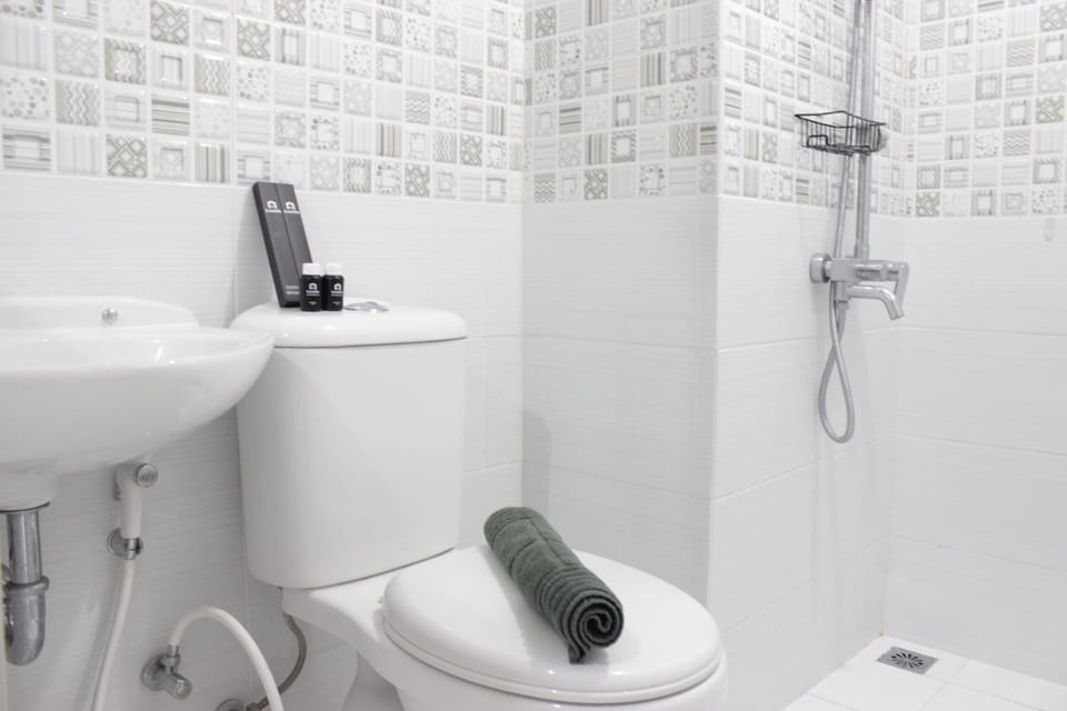 Room | Bathroom | Shower, free toiletries, towels