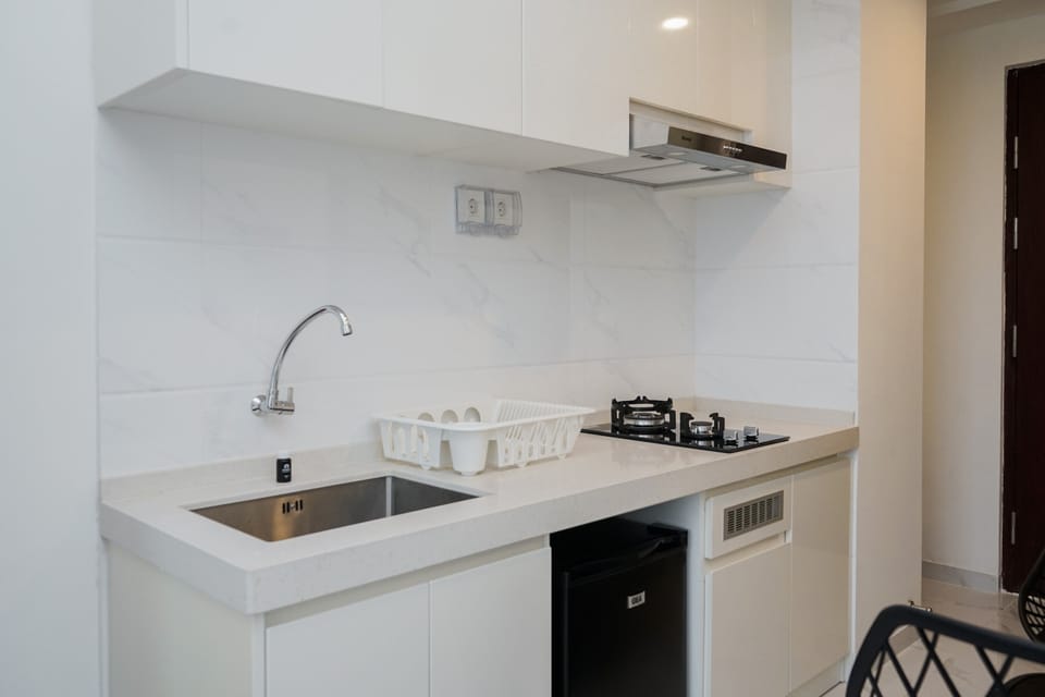 Room | Private kitchen | Fridge, stovetop, cookware/dishes/utensils