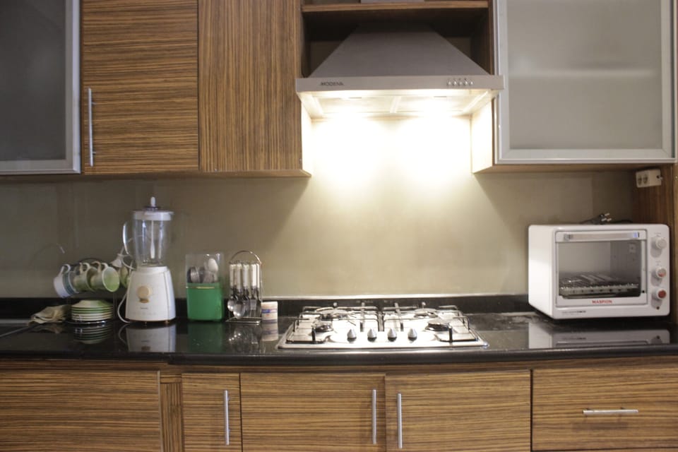 Room | Private kitchen | Fridge, stovetop, cookware/dishes/utensils