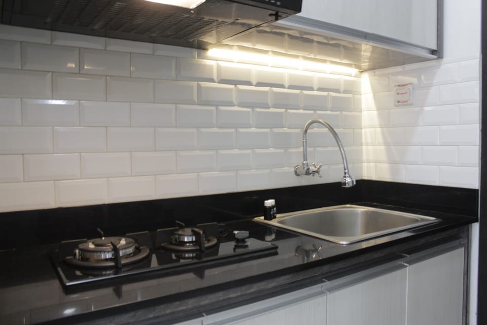 Room | Private kitchen | Fridge, stovetop, cookware/dishes/utensils