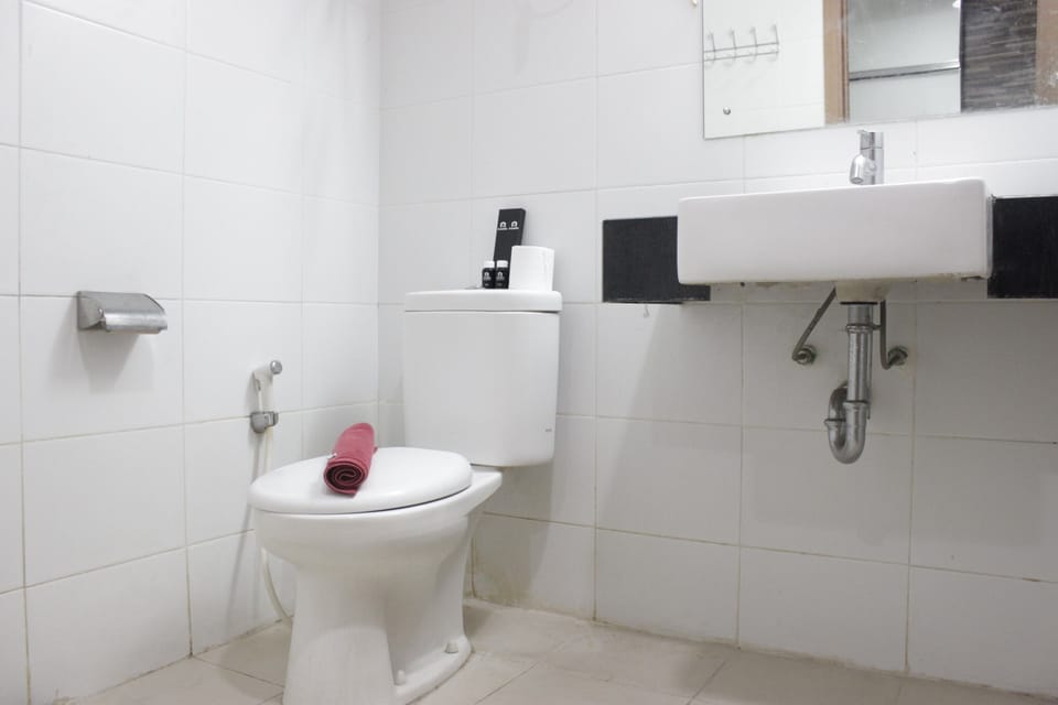 Room | Bathroom | Shower, free toiletries, towels