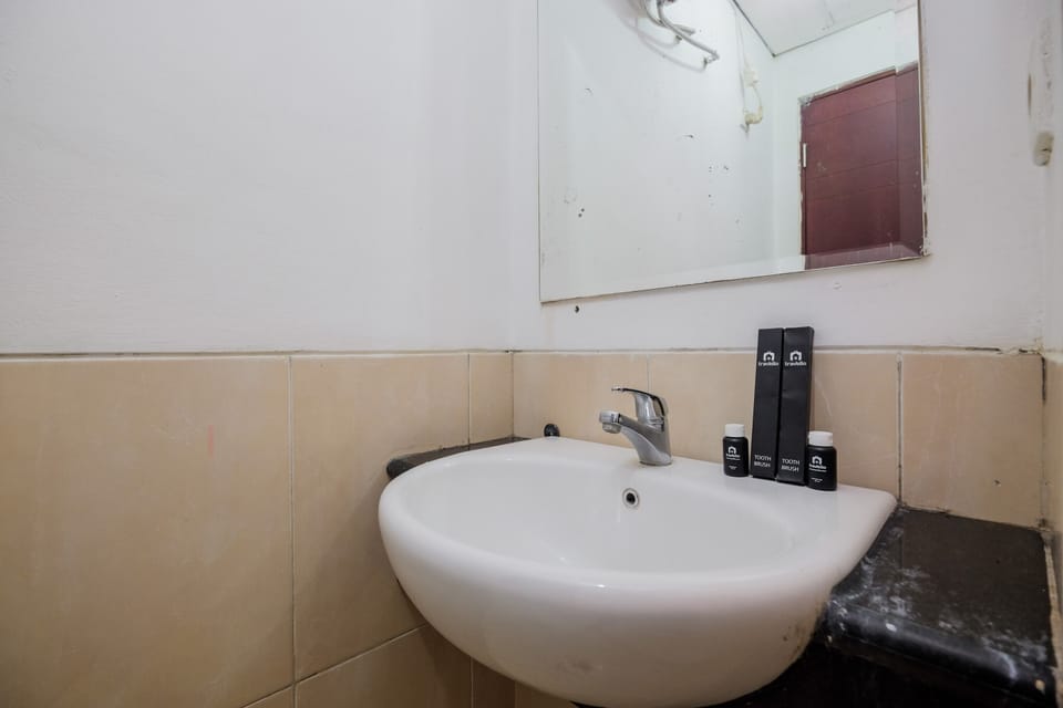 Room | Bathroom | Shower, free toiletries, towels