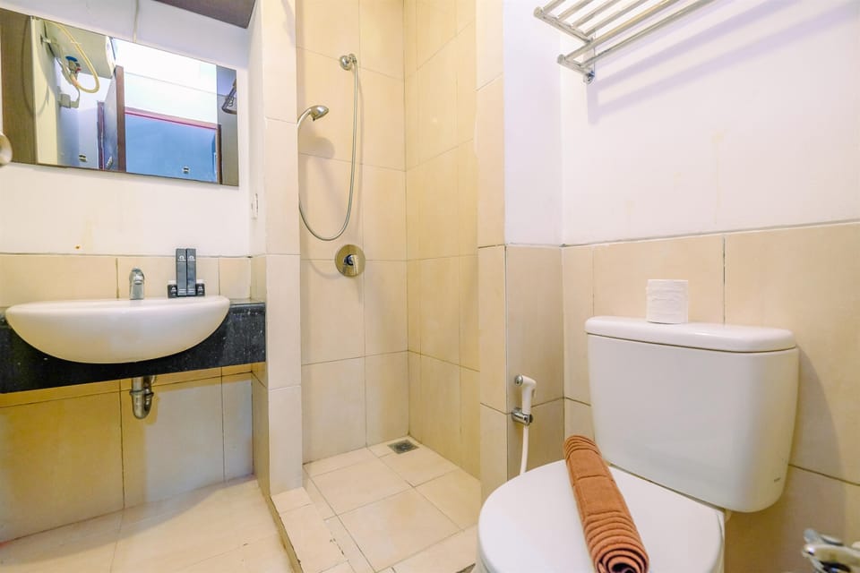 Room | Bathroom | Shower, free toiletries, towels