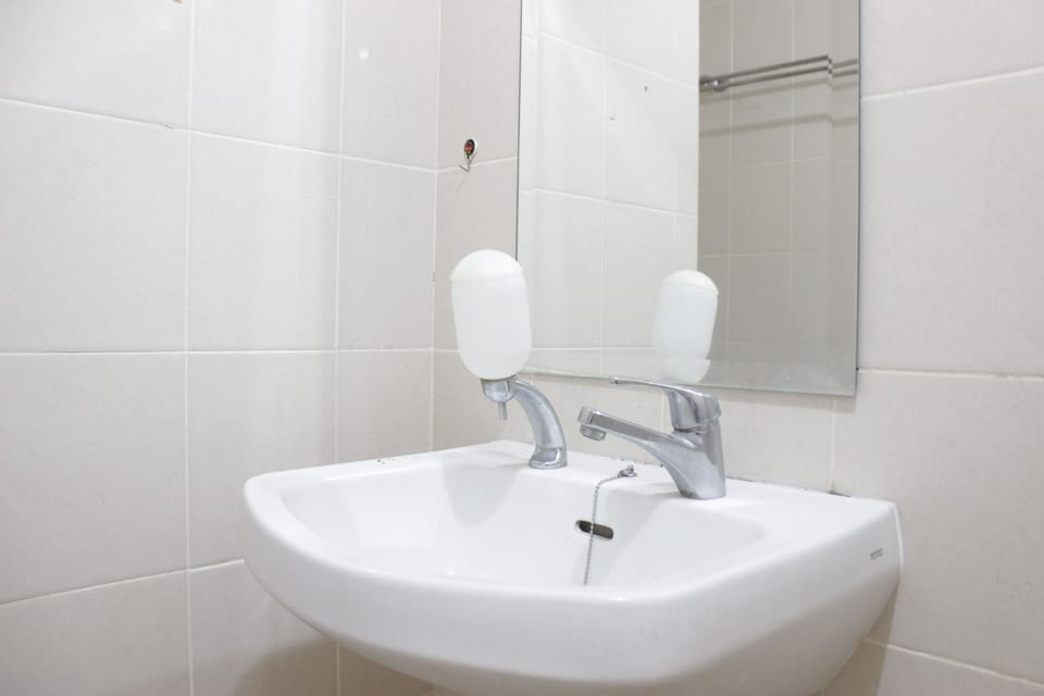 Room | Bathroom | Shower, free toiletries, towels