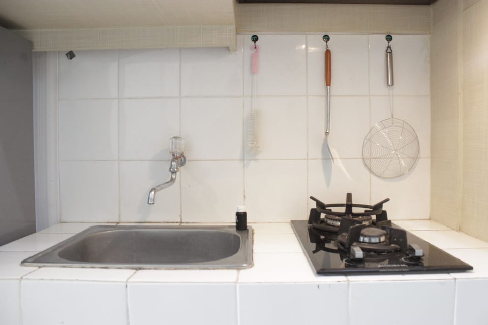 Room | Private kitchen | Fridge, stovetop, cookware/dishes/utensils