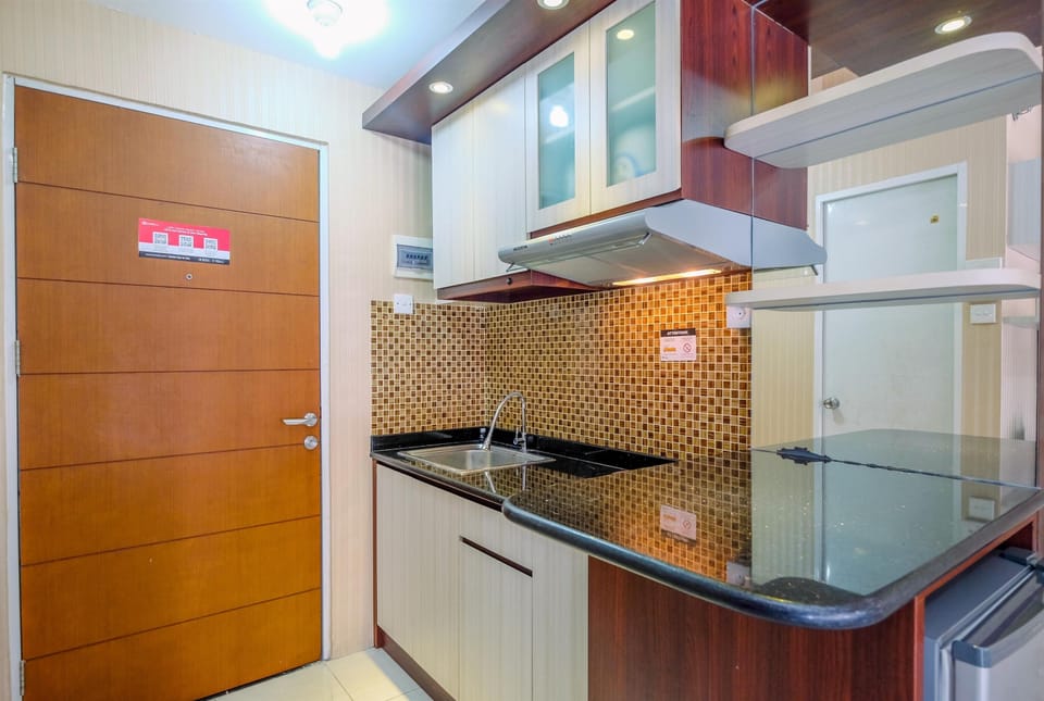 Room | Private kitchen | Fridge, stovetop, cookware/dishes/utensils