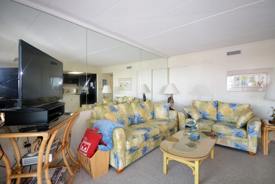 Diamond Head 209-Living-Area