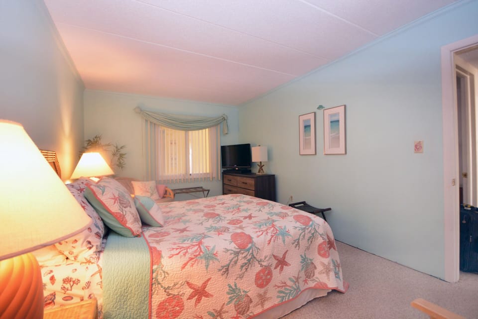 Queen-Bedroom