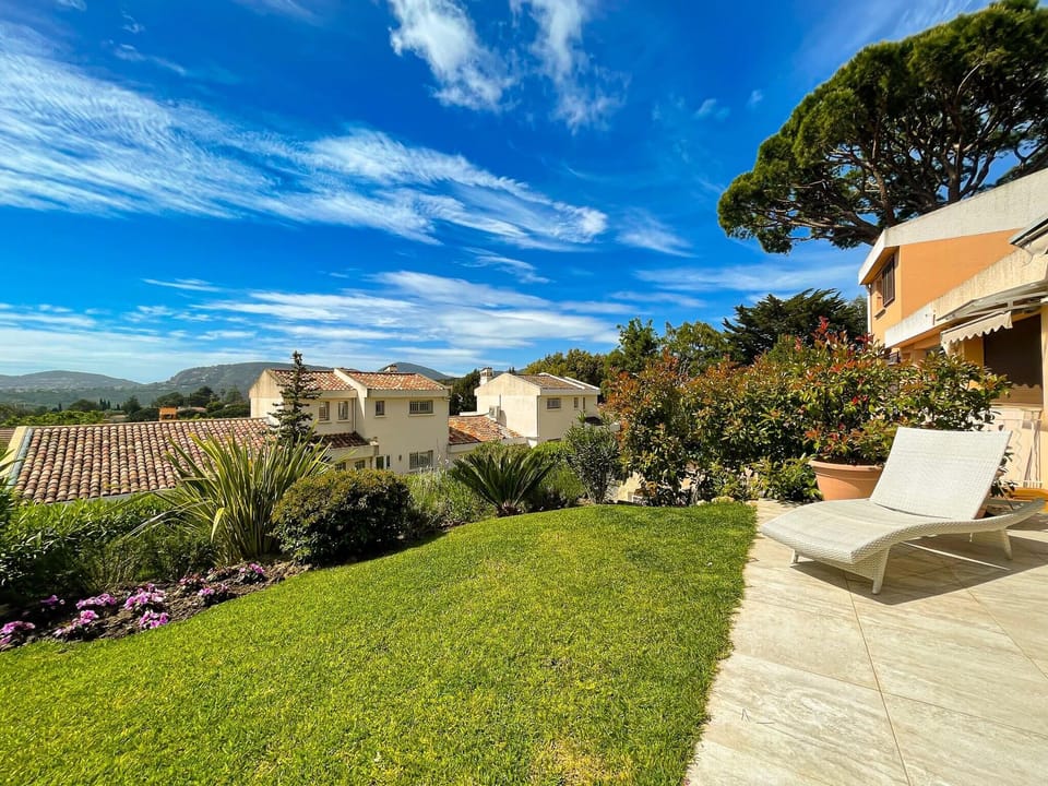 Front garden of the villa 