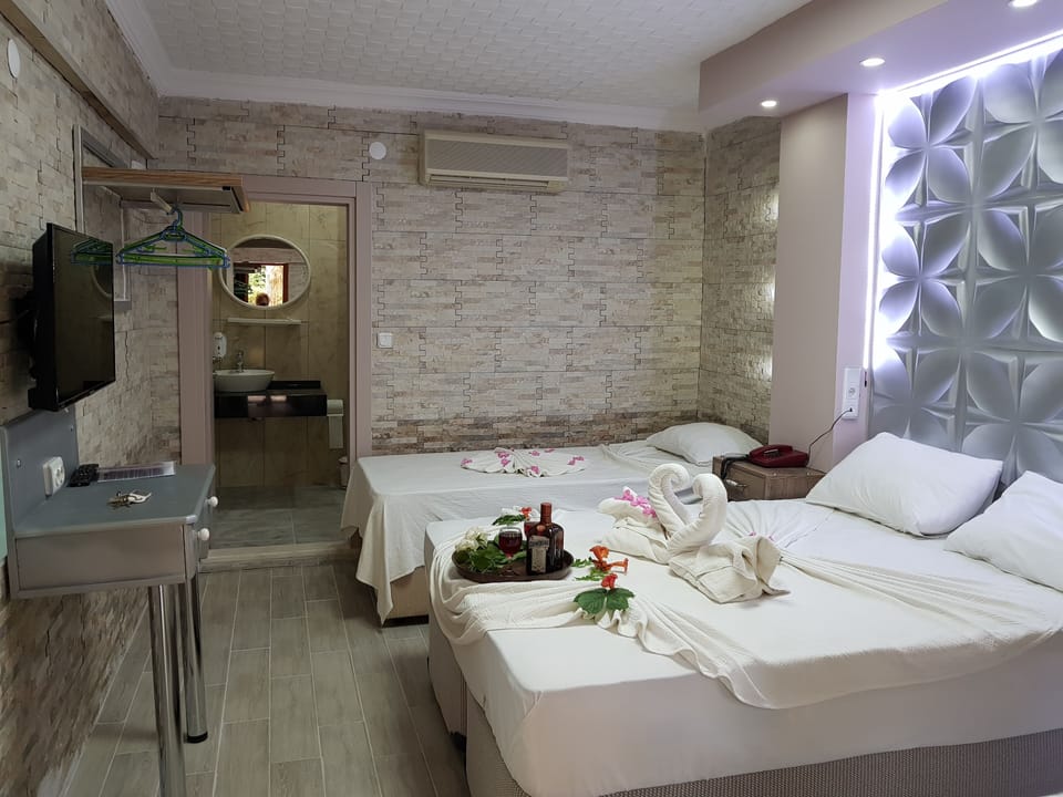 Premium bedding, minibar, WiFi (free), bed sheets