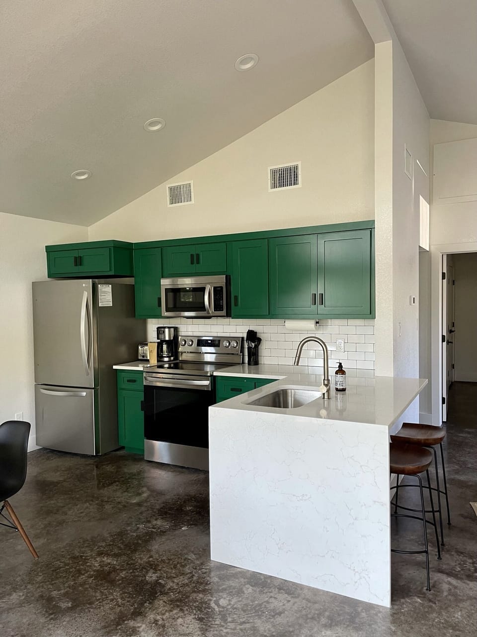 Well-appointed full kitchen