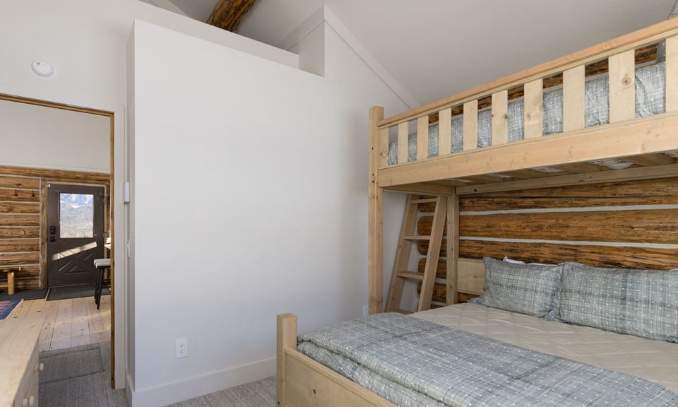 CH 13 Derringer 2nd bedroom4