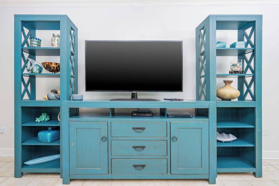 Find comfort as you enjoy your favorite shows, surrounded by decorative beach-inspired accents