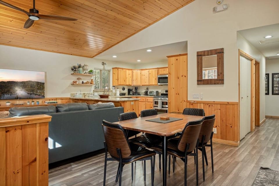 Enchanted Grove w/ Hot Tub, EV Charger, Pool Table Cabin in Big Bear