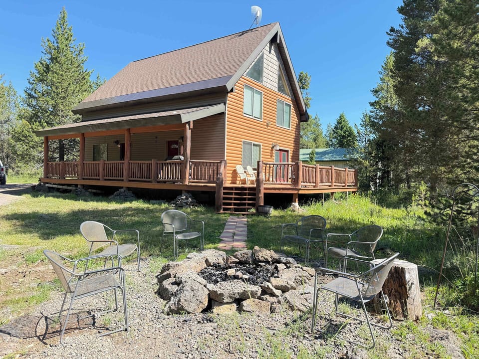Welcome to Mangy Moose! This beautiful mountain cabin boasts an impressive front porch, a spacious yard with a fire pit, and a peaceful forest setting.