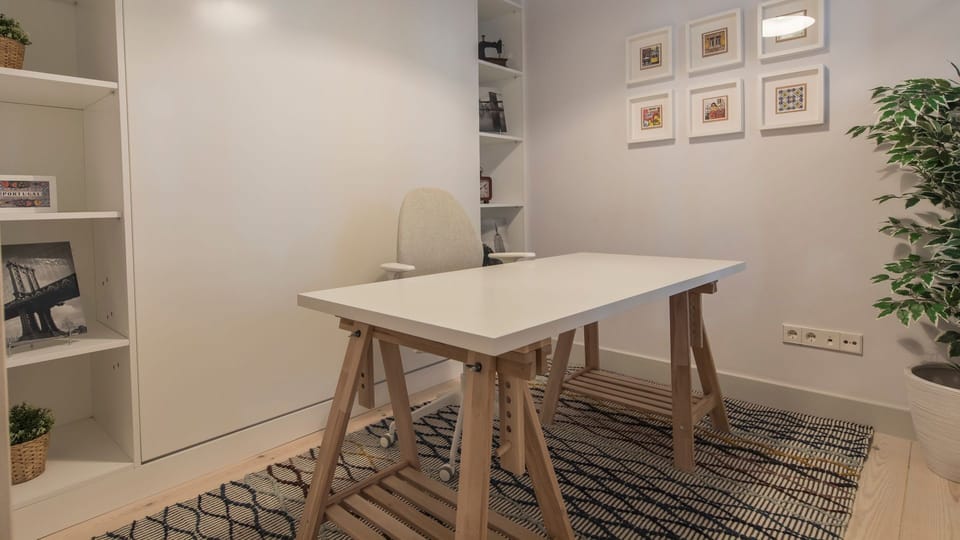 This versatile room transforms effortlessly from a comfortable sleeping area with a clever Murphy bed into a spacious, productive workspace. Enjoy the convenience of a dedicated large desk and ample shelving, perfect for business travelers or remote work.