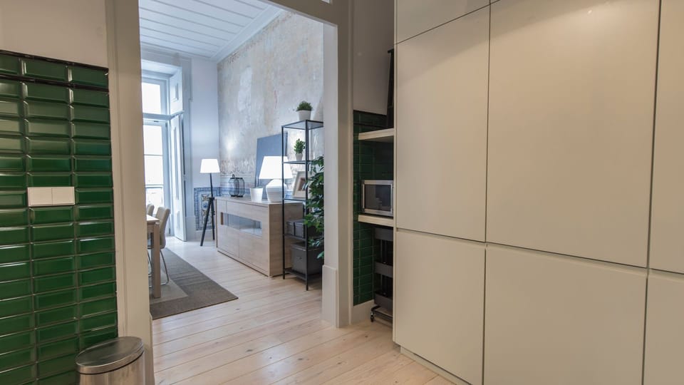 The open layout seamlessly connects the modern kitchen area to a bright and inviting living space, perfect for enjoying a leisurely breakfast or unwinding after a day of exploring.
#OpenConcept #ModernLiving #BrightSpaces #EasyFlow #ComfortableStay #Urban