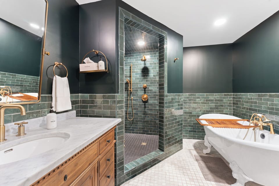 Room, 1 King Bed (Garden) | Bathroom | Designer toiletries, hair dryer, bathrobes, towels