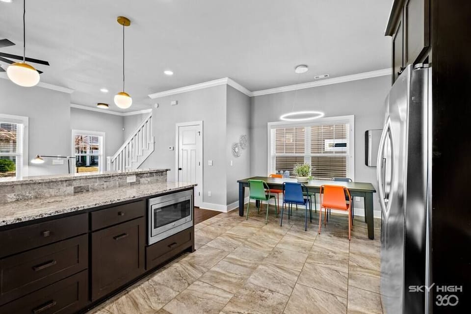 Open Kitchen / Dining Area