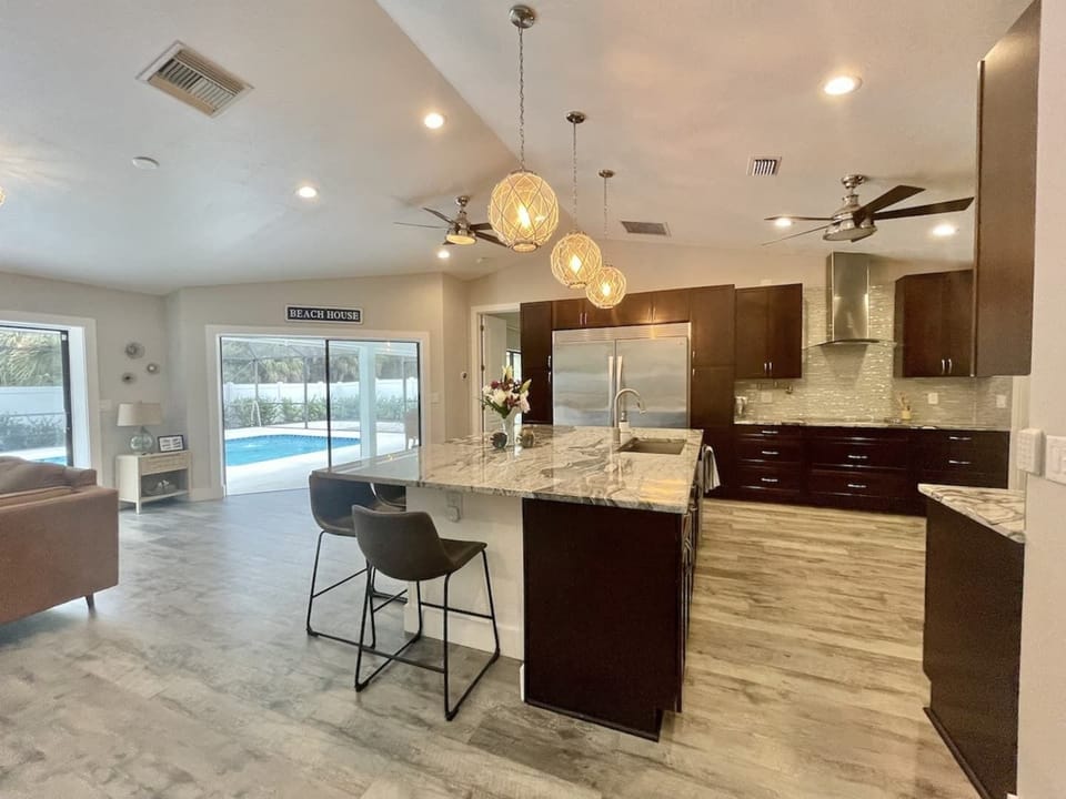 Fully equipped gourmet kitchen