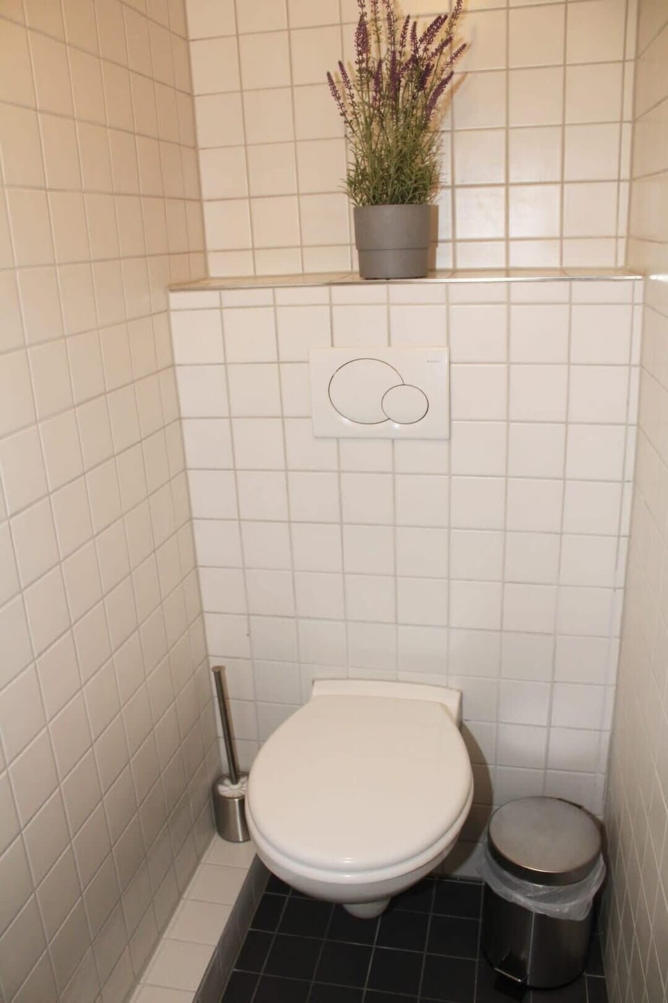 Toilette begehbar vom Badezimmer