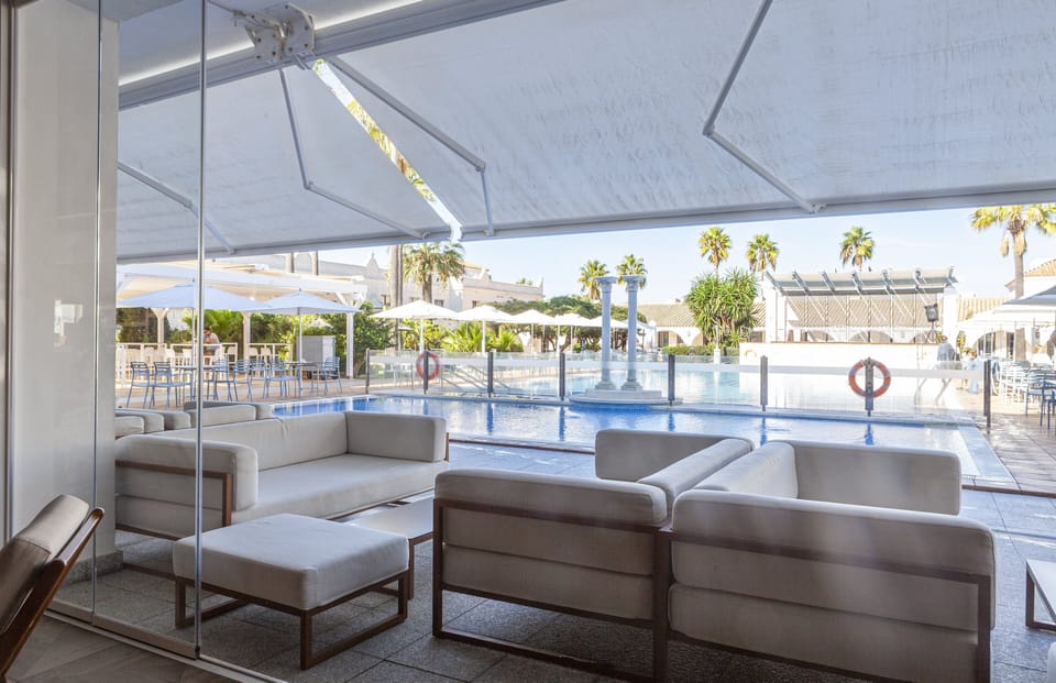 Poolside bar