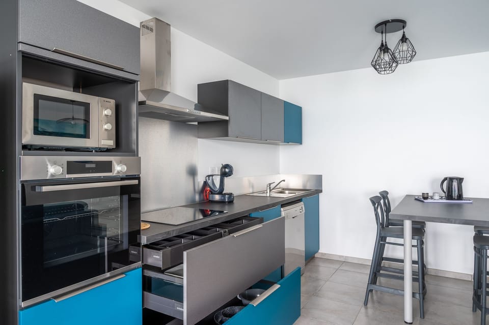 Family Apartment, 2 Bedrooms, 2 Bathrooms | Private kitchen | Mini-fridge, microwave, stovetop, espresso maker
