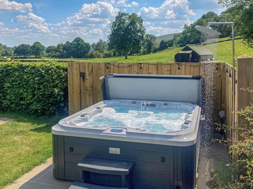 Hot tub | Carr View - Carr View - Carr View Farm, Thornhill, Hope Valley