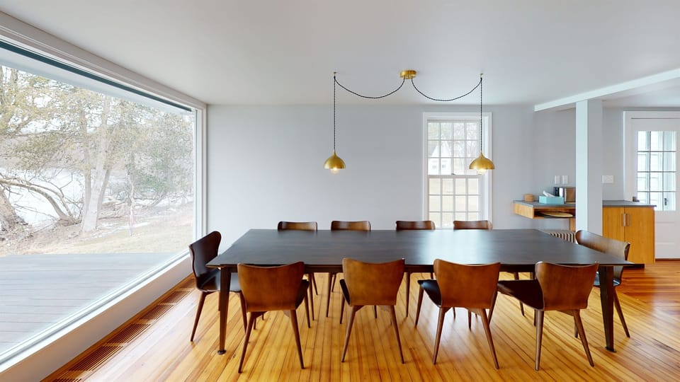 Large and bright dining area