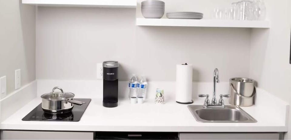 Junior Suite (309) | Private kitchen | Mini-fridge, microwave, paper towels