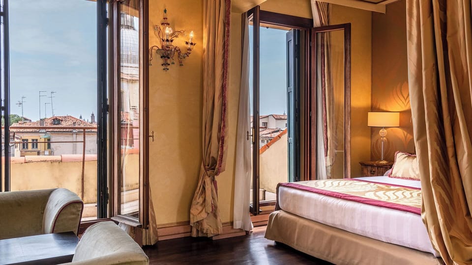 Junior Suite | Minibar, in-room safe, desk, free cribs/infant beds