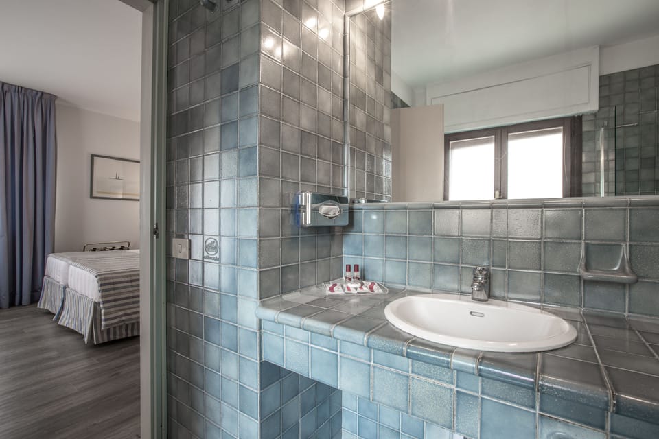 Bathroom sink