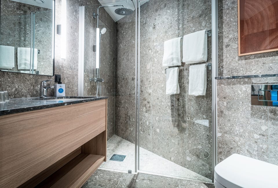 Superior Room | Bathroom | Hair dryer, towels